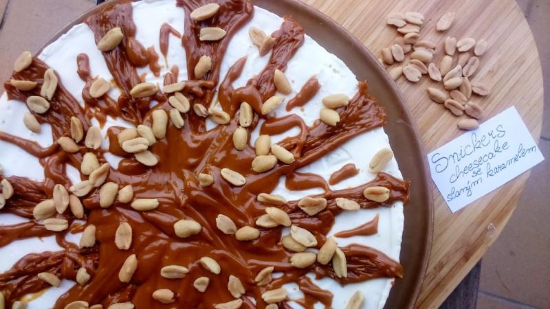 Snickers cheesecake se slaným karamelem podle Z pekáčku