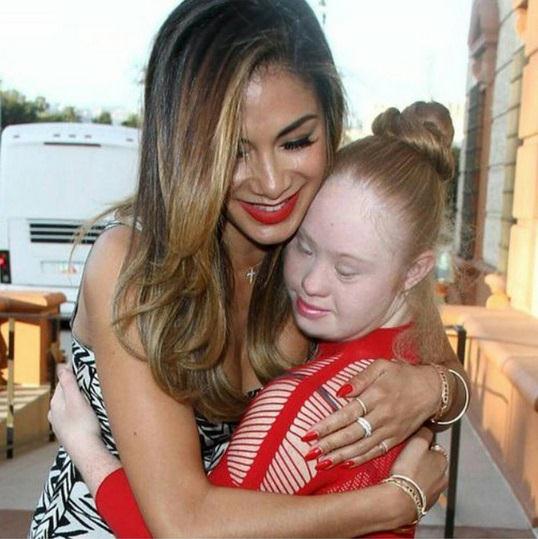 Madeline se objímá s Nicole Scherzinger